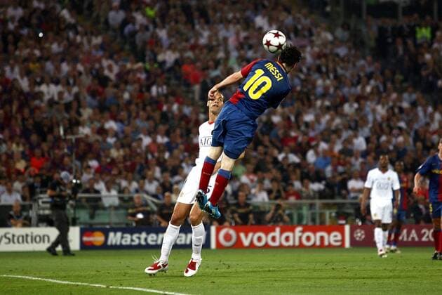 Lionel Messi (FC Barcelona, re.) trifft zum 0:2 gegen Rio Ferdinand (Manchester United) -  Fußball EC 1 Herren Champions League Finale 2008 2009, Manu - Barca 0:2 Gruppe Rom Dynamik,