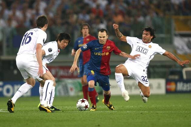 Andres Iniesta (FC Barcelona, 2.v.re.) gegen Carlos Tevez (re.), Ji Sung Park (2.v.li.) und Michael Carrick (alle Manchester United) -  Fußball EC 1 Herren Champions League Finale 2008 2009, Manu - Barca 0:2 Gruppe Rom Dynamik, Kampf, Überlegenheit,