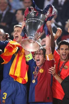 Carles Puyol (Mitte) und Gerard Pique (beide FC Barcelona, li.) - Champions League Sieger 2009 - präsentieren den Pokal -  Fußball EC 1 Herren Champions League Finale 2008 2009, Barca Gruppe Rom Freude, Begeisterung,