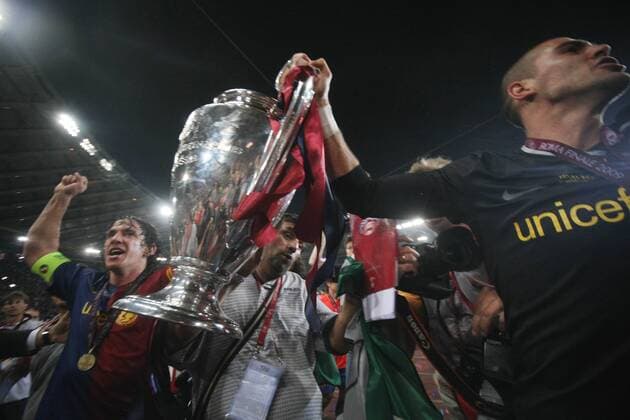 Carles Puyol (li.) und Torwart Victor Valdes (beide FC Barcelona) - Champions League Sieger 2009 - präsentieren den Pokal -  Fußball EC 1 Herren Champions League Finale 2008 2009, Barca Gruppe Rom Freude,