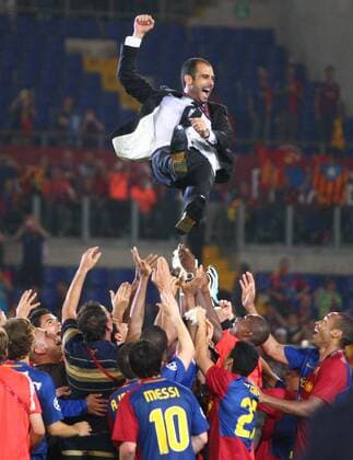 Trainer Josep Guardiola wird von seinen Spielern gefeiert - FC Barcelona ist Champions League Sieger 2009 Fußball EC 1 Herren Champions League Finale 2008 2009, FC Barcelona, Barca Gruppe Rom Glück, Begeisterung, Freude,