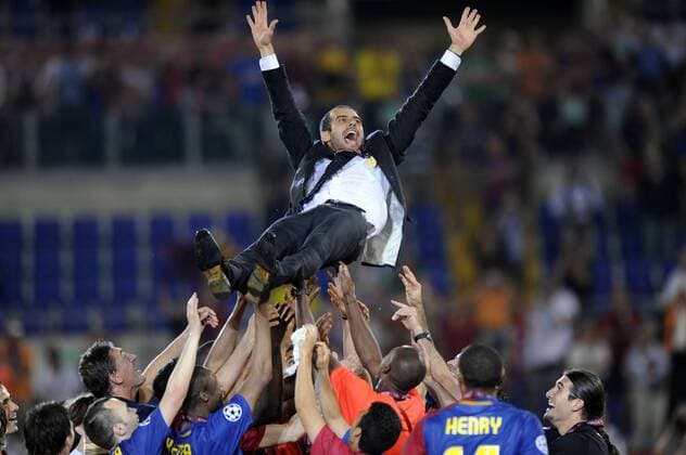 Trainer Josep Guardiola wird von seinen Spieler gefeiert - FC Barcelona ist Champions League Sieger 2009 Fußball EC 1 Herren Champions League Finale 2008 2009, FC Barcelona, Barca Totale Rom Glück, Begeisterung, Freude,