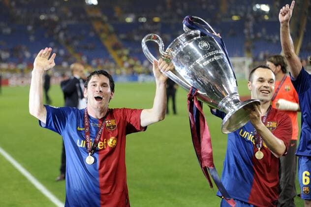 Lionel Messi (li.) und Andres Iniesta mit der Trophäe - FC Barcelona ist Champions League Sieger 2009 Fußball EC 1 Herren Champions League Finale 2008 2009, FC Barcelona, Barca Gruppe Rom Begeisterung, Freude,