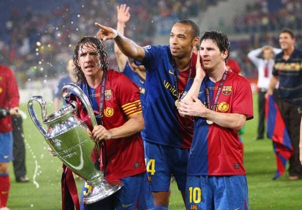 FC Barcelona ist Champions League Sieger 2009, Carles Puyol, Thierry Henry und Lionel Messi jubeln mit der Trophäe Fußball EC 1 Herren Champions League Finale 2008 2009, FC Barcelona, Barca Gruppe Rom Begeisterung, Freude,