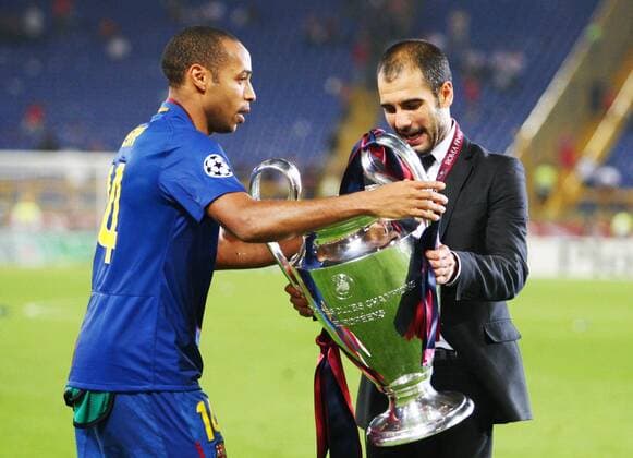 Thierry Henry bringt seinem Trainer Josep Guardiola die Trophäe - FC Barcelona ist Champions League Sieger 2009 Fußball EC 1 Herren Champions League Finale 2008 2009, FC Barcelona, Barca Gruppe Rom Freude,