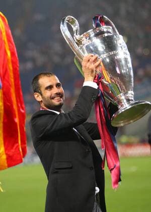 Trainer Josep Guardiola mit der Trophäe - FC Barcelona ist Champions League Sieger 2009 Fußball EC 1 Herren Champions League Finale 2008 2009, FC Barcelona, Barca Einzelbild Rom Begeisterung, Freude,