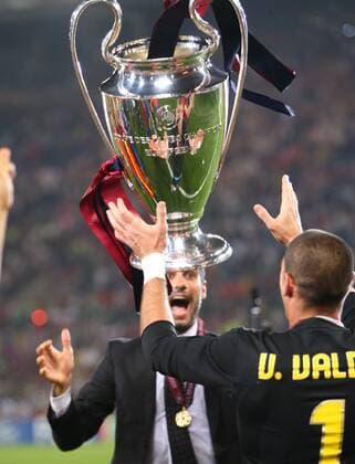 Trainer Josep Guardiola und Torwart Victor Valdes werfen sich gegenseitig die Trophäe zu - FC Barcelona ist Champions League Sieger 2009 Fußball EC 1 Herren Champions League Finale 2008 2009, FC Barcelona, Barca Gruppe Rom Glück, Begeisterung, Freude,
