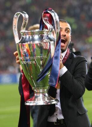 Trainer Josep Guardiola jubelt mit der Trophäe - FC Barcelona ist Champions League Sieger 2009 Fußball EC 1 Herren Champions League Finale 2008 2009, FC Barcelona, Barca Einzelbild Rom Begeisterung, Freude,