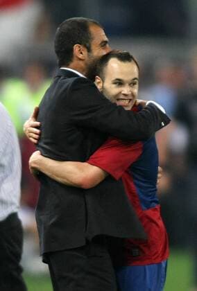 Trainer Josep Guardiola und Andres Iniesta jubeln - FC Barcelona ist Champions League Sieger2009 -  (200905277482) Fußball EC 1 Herren Champions League Finale 2008 2009, FC Barcelona, Barca Gruppe Rom Begeisterung, Freude,