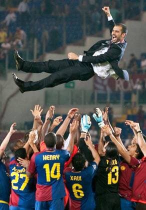 Trainer Josep Guardiola wird von seinen Spielern gefeiert - FC Barcelona ist Champions League Sieger 2009 -  - NOxONLINExUSE Fußball EC 1 Herren Champions League Finale 2008 2009, FC Barca Totale Rom Begeisterung, Freude,
