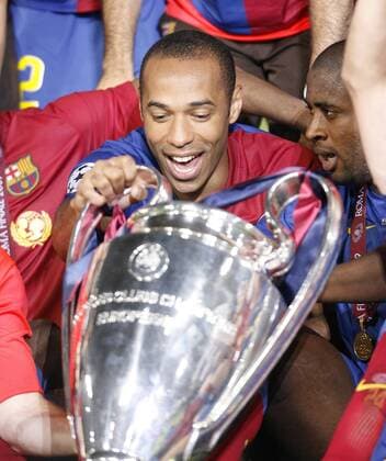 Thierry Henry mit der Trophäe - FC Barcelona ist Champions League Sieger 2009 - EDITORIAL USE ONLY. No use with unauthorised audio, video, data, fixture lists, club league logos or live services. Online in-match use limited to 120 images, no video emulation. No use in betting, games or single club league player publications. Fußball EC 1 Herren Champions League Finale 2008 2009, FC Barca Gruppe Rom Begeisterung, Freude,