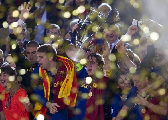 Carles Puyol und seine Mitspieler jubeln mit Pokal - FC Barcelona ist Champions League Sieger 2009  Fußball EC 1 Herren Champions League Finale 2008 2009, FC Barca Gruppe Rom Glück, Begeisterung, Freude,