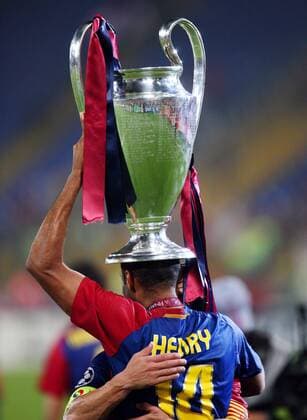 Thierry Henry (Barcelona) mit dem Pokal für den Champions League Sieg 2009 Fußball EC 1 Herren Champions League 2008 2009, Finale, FC Barcelona, Barca Einzelbild Rom Freude,