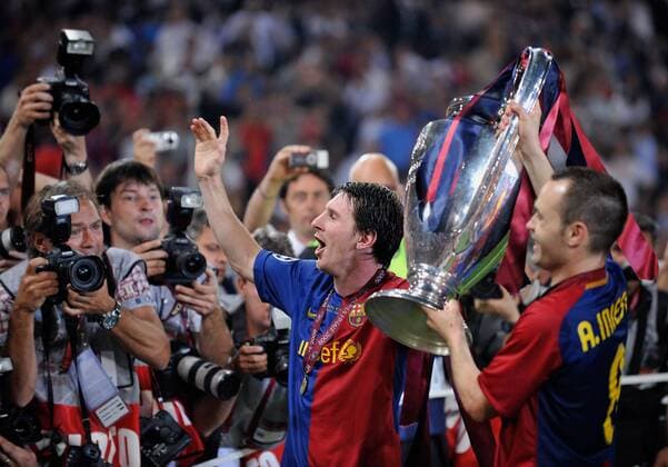 Lionel Messi (li.) und Andres Iniesta (beide FC Barcelona) mit dem Pokal für den Champions League Sieg 2009 - Fußball EC 1 Herren Champions League 2008 2009, Finale, Barca Gruppe Rom Freude,
