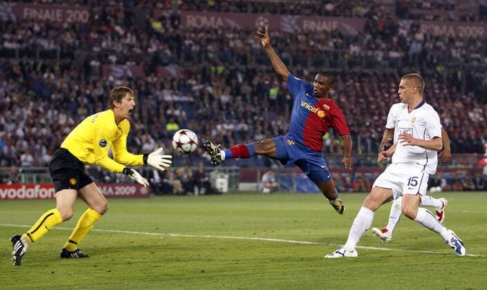Samuel Eto o (FC Barcelona, Mitte) mit einer Torchance gegen Torwart Edwin van der Sar und Nemanja Vidic (beide Manchester United) - EDITORIAL USE ONLY. No use with unauthorised audio, video, data, fixture lists, club league logos or live services. Online in-match use limited to 120 images, no video emulation. No use in betting, games or single club league player publications. Fußball EC 1 Herren Champions League 2008 2009, Finale, Manchester United - FC Barcelona 0:2, ManU, Barca, Vdig Gruppe Rom Dynamik,
