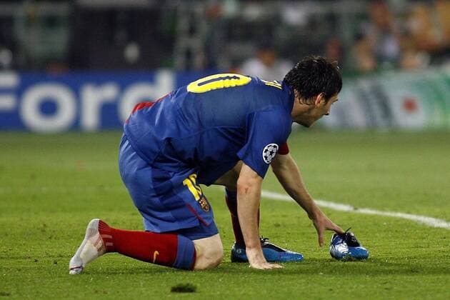 Lionel Messi (FC Barcelona) hat bei seinem Kopfballtreffer im Champions League Finale 2008 2009 einen Schuh verloren, daneben: Rio Ferdinand (Manchester United) -  - NOxONLINExUSE Fußball EC 1 Herren Champions League 2008 2009, Finale, Manchester United - FC Barcelona 0:2, ManU, Barca, Vdig Gruppe Rom