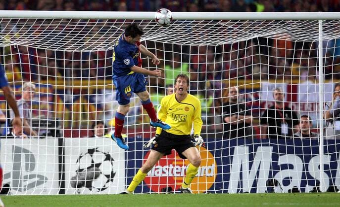 Lionel Messi (FC Barcelona, li.) trifft gegen Torwart Edwin van der Sar (Manchester United) zum 2:0 -  (HER013) Fußball EC 1 Herren Champions League Finale 2008 2009 ManU Barca, FC Barcelona - Manchester United 2:0 Gruppe Rom Dynamik, Höhe,