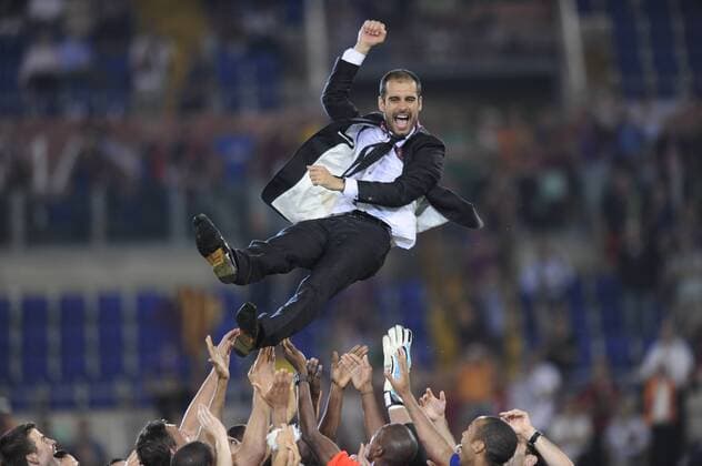 Trainer Josep Guardiola (FC Barcelona) jubelt schwebend - FC Barcelona gewinnt die Champions League 2008 2009 Fußball EC 1 Herren Champions League 2008 2009, Finale, FC Barcelona, Barca Einzelbild Rom Freude,