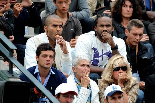 Tony Parker (San Antonio Spurs, li.) und Ronny Turiaf (Golden State Warriors, Mitte beide Frankreich) zu Gast bei den French Open 2009 -  Tennis Herren French Open 2009, Grand Slam, ATP Tour Gruppe Roland Garros Paris