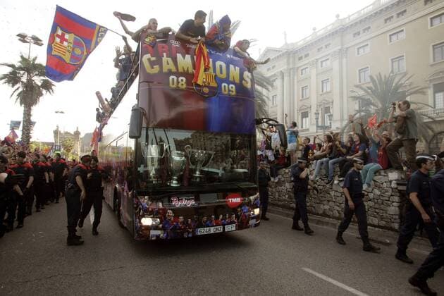 FC Barcelona feiert mit einem Korso den Champions League Sieg 2008 2009 - Im Bus sind ebenfalls die Pokale für die spanische Meisterschaft und den Copa del Rey -  - NOxONLINExUSE Fußball EC 1 Herren Champions League Sieg 2008 2009, Sieger, Europapokalsieg, Europapokalsieger, Feier, feiern, Jubel, Totale Barcelona Freude,