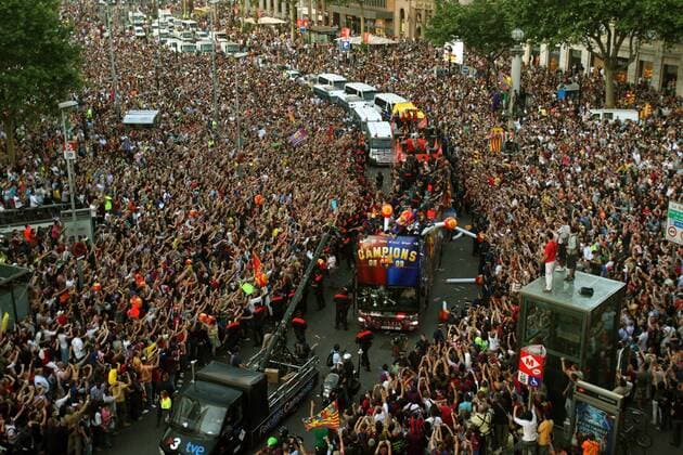 FC Barcelona feiert mit einem Korso den Champions League Sieg 2008 2009 -  - NOxONLINExUSE Fußball EC 1 Herren Champions League Sieg 2008 2009, Sieger, Europapokalsieg, Europapokalsieger, Feier, feiern, Jubel, Totale o0 Massen Barcelona Masse, Freude,
