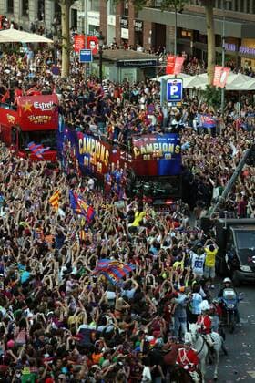 FC Barcelona feiert mit einem Korso den Champions League Sieg 2008 2009 -  - NOxONLINExUSE Fußball EC 1 Herren Champions League Sieg 2008 2009, Sieger, Europapokalsieg, Europapokalsieger, Feier, feiern, Jubel, Totale o0 Massen Barcelona Masse, Freude,