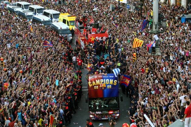 FC Barcelona feiert mit einem Korso den Champions League Sieg 2008 2009 -  - NOxONLINExUSE Fußball EC 1 Herren Champions League Sieg 2008 2009, Sieger, Europapokalsieg, Europapokalsieger, Feier, feiern, Jubel, Totale o0 Massen Barcelona Masse, Freude,