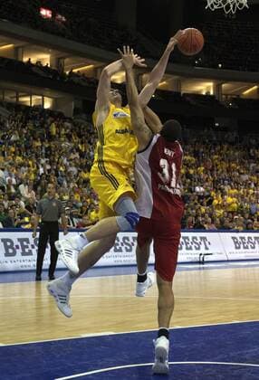 Aleksandar Nadjfeji (ALBA, li.) gegen Nathan Peavy (Paderborn) Basketball 1. BL Herren BBL 2008 2009, ALBA Berlin - Paderborn Baskets 66:58 Gruppe Playoffs, Playoff, Play Offs, Off Berlin Dynamik,