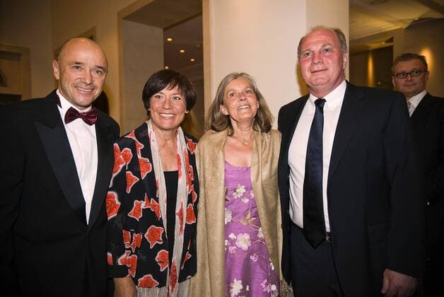 Am Rande der Verleihung der Goldenen Sportpyramide - V.li. Christian Neureuther mit Ehefrau Rosi Mittermaier, sowie Manager Uli Hoeneß (FC Bayern München alle Deutschland) mit Ehefrau Susi Fußball Herren Goldene Sportpyramide 2009, Gala, Sportgala, Benefiz, Benefizgala, Stiftung deutsche Sporthilfe Gruppe Berlin