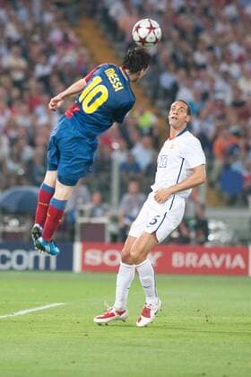Lionel Messi (FC Barcelona, li.) setzt sich im Kopfballduell gegen Rio Ferdinand (Manchester United) durch und trifft zum 0:2 -  (2009052821172420) Fußball EC 1 Herren Champions League 2008 2009, Finale, Manchester United - FC Barcelona 0:2, ManU, Barca Gruppe Rom Dynamik, Höhe,