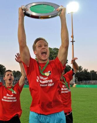 Oliver Baumann (SC Freiburg U19) gewinnt den DFB Junioren Vereinspokal 2009 Fußball Herren DFB Junioren Vereinspokal 2008 2009, Pokalspiel, Pokal, Jugend, Nachwuchs, U19, U 19, Finale, Einzelbild Potsdam Babelsberg Freude,