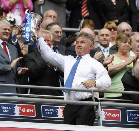 Trainer Guus Hiddink (Chelsea) - Sieger des englischen FA Cups 2009 - EDITORIAL USE ONLY. No use with unauthorised audio, video, data, fixture lists, club league logos or live services. Online in-match use limited to 120 images, no video emulation. No use in betting, games or single club league player publications. Fußball Herren FA Cup Finale 2008 2009, Englischer Pokal, Pokalspiel, Pokalfinale, FC Chelsea London Gruppe London Freude,