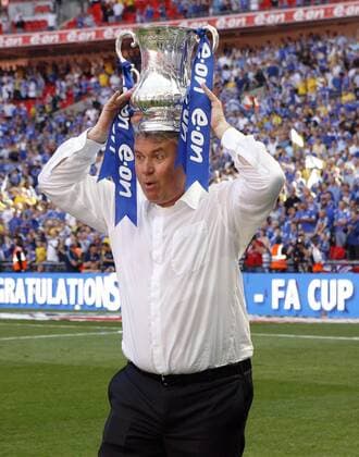 Trainer Guus Hiddink (Chelsea) - Sieger des englischen FA Cups 2009 - setzt sich die Trophäe auf den Kopf - EDITORIAL USE ONLY. No use with unauthorised audio, video, data, fixture lists, club league logos or live services. Online in-match use limited to 120 images, no video emulation. No use in betting, games or single club league player publications. Fußball Herren FA Cup Finale 2008 2009, Englischer Pokal, Pokalspiel, Pokalfinale, FC Chelsea London Einzelbild London Freude,