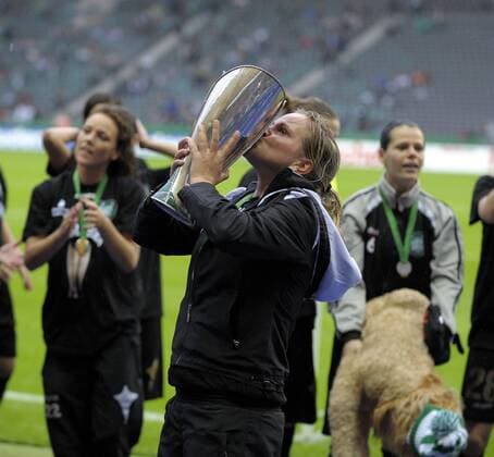 Irini Ioannidou (Duisburg) küsst nach dem DFB Pokalsieg die Trophäe Fußball Damen DFB Pokal Finale 2008 2009, Pokalfinale, Pokal, Pokalspiel, Frauen, Frauenfußball Einzelbild Berlin Freude,