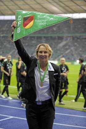 Trainerin Martina Voss (Duisburg) - DFB Pokalsieger 2008 2009 - präsentiert den Siegerwimpel Fußball Damen DFB Pokal Finale 2008 2009, Pokalfinale, Pokal, Pokalspiel, Frauen, Frauenfußball Einzelbild Berlin