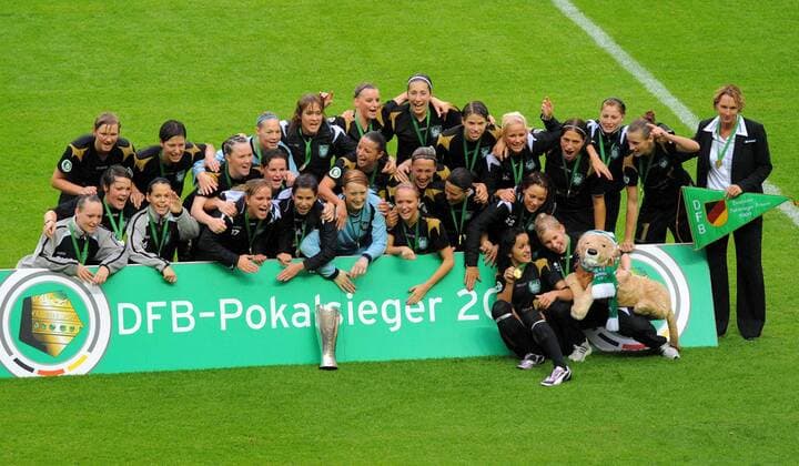 Duisburg ist DFB Pokalsieger 2008 2009 Fußball Damen DFB Pokal Finale 2008 2009, Pokalfinale, Pokal, Pokalspiel, Frauen, Frauenfußball Totale Berlin Freude,