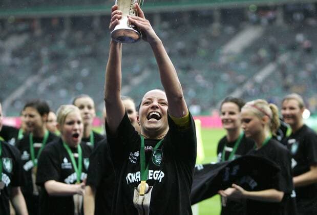 Inka Grings (Duisburg) - DFB Pokalsieger 2008 2009 - präsentiert den Pokal Fußball Damen DFB Pokal Finale 2008 2009, Pokalfinale, Pokal, Pokalspiel, Frauen, Frauenfußball Einzelbild Berlin Freude,