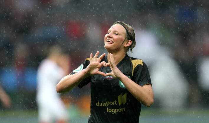 Alexandra Popp (Duisburg) formt während dem Torjubel ein Herz mit ihren Händen Fußball Damen DFB Pokal Finale 2008 2009, Pokalfinale, Pokal, Pokalspiel, Frauen, Frauenfußball Einzelbild Berlin Freude,