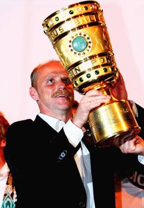 Trainer Thomas Schaaf (Bremen) gewinnt mit seinem Verein den DFB Pokal 2009 Fußball Herren DFB Pokal 2008 2009, Pokalspiel, Finale, Pokalfinale, SV Werder Bremen Einzelbild Berlin