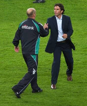 Trainer Bruno Labbadia (Leverkusen, re.) begrüßt Trainerkollege Thomas Schaaf (Bremen) Fußball Herren DFB Pokal 2008 2009, Pokalspiel, Pokalfinale, Finale, Bayer 04 Leverkusen - SV Werder Bremen 0:1 Gruppe Berlin