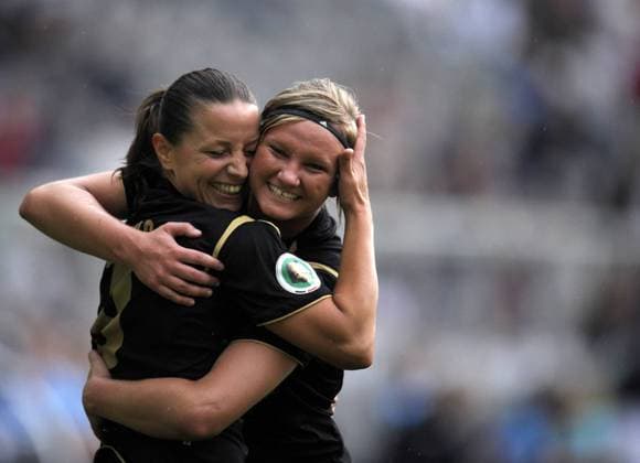 Inka Grings (li.) und Alexandra Popp (beide Duisburg) - Torjubel Fußball Damen DFB Pokal Finale 2008 2009, Pokalspiel, Pokalfinale, Frauen, Frauenfußball, FCR 2001 Duisburg Gruppe Berlin Freude,