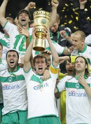 Frank Baumann (Mitte), Hugo Almeida (li.) und Torsten Frings (alle Bremen) feiern den DFB Pokalsieg 2009 Fußball Herren DFB Pokalfinale 2008 2009, Pokal, Pokalspiel, Finale, SV Werder Bremen Gruppe Berlin Begeisterung, Freude,