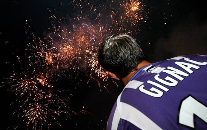 Andre Pierre Gignac (Toulouse) verfolgt ein Feuerwerk -  Fußball Herren Ligue 1 2008 2009, 1. Französische Liga , Toulouse FC Einzelbild Toulouse Freude,