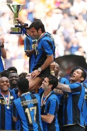 Luis Figo (Inter Mailand, o.) feiert nach seiner letzten Saison als Aktiver mit seinen Teamkollegen die italienische Meisterschaft 2009 -  Fußball Herren Serie A 2008 2009, 1. Italienische Liga, FC Internazionale Mailand Gruppe Mailand Begeisterung, Freude,