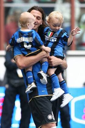 Zlatan Ibrahimovic (Inter Mailand) feiert mit seinen Kindern Maximilian und Vincent die italienische Meisterschaft 2009 -  Fußball Herren Serie A 2008 2009, 1. Italienische Liga, FC Internazionale Mailand Gruppe Mailand Begeisterung, Freude,