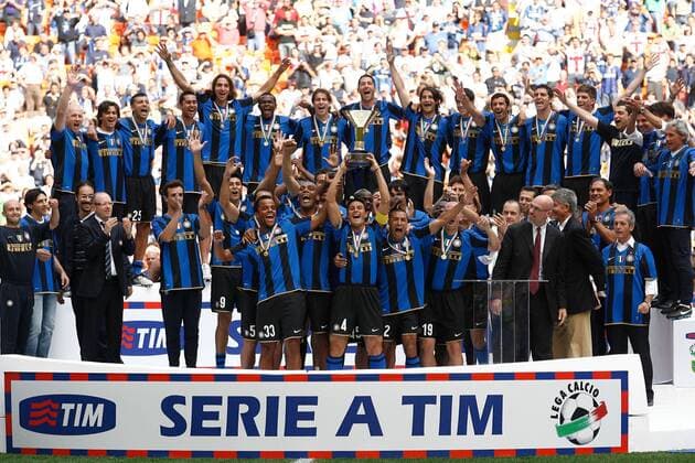 Inter Mailand, Italienischer Meister, vorn v.li.: Cruz (9), Stankovic, Mancini, Maicon, Toldo, Zanetti, Balotelli, Cordoba (vorn), Muntari, Cambiasso; hi: Samuel (25), Jimenez, Ibrahimovic, Obinna, Scherrer, Materazzi, Chivu, ... - Fußball Herren Serie A 2008 2009, 1. Italienische Liga, FC Internazionale Mailand Totale Luis Zlatan Victor Maxwell Marco Cristian Mailand Nicolas Paolo Davide Torwart Begeisterung, Freude,