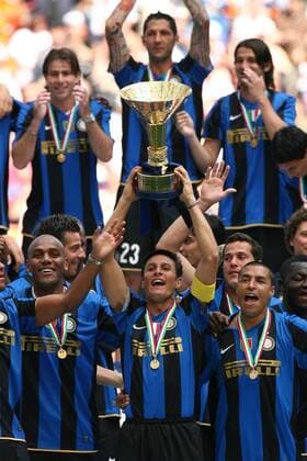 Javier Zanetti (Mitte) feiert mit Maicon (li.) und Ivan Cordoba (alle Inter Mailand) mit seinen Teamkollegen die italienische Meisterschaft 2009 -  Fußball Herren Serie A 2008 2009, 1. Italienische Liga, FC Internazionale Mailand Gruppe Mailand Begeisterung, Freude,