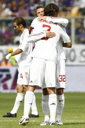 Schlußpunkt - David Beckham verabschiedet Paolo Maldini (vorn), der nach 902 Spielen und 12 Jahren als Kapitän des AC Mailand seine Karriere beendet -  Fußball Herren Serie A 2008 2009, 1. Liga, AC Mailand, Milan Gruppe Florenz