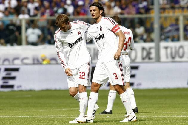 Schlußpunkt - David Beckham (li.) verabschiedet Paolo Maldini, der nach 902 Spielen und 12 Jahren als Kapitän des AC Mailand seine Karriere beendet -  Fußball Herren Serie A 2008 2009, 1. Liga, AC Mailand, Milan Gruppe Florenz