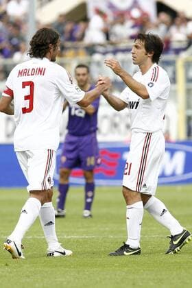 Schlußpunkt - Andrea Pirlo (re.) verabschiedet Paolo Maldini, der nach 902 Spielen und 12 Jahren als Kapitän des AC Mailand seine Karriere beendet -  Fußball Herren Serie A 2008 2009, 1. Liga, ACF Fiorentina - AC Mailand 0:2, Milan, AC Florenz, Gruppe Florenz